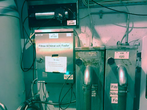 Indoor photo of the nitrate analyzer Nitratax plus mounted in a flow-through fitting and below that you can see the Filtrax unit and the boxes where the filter is mounted.